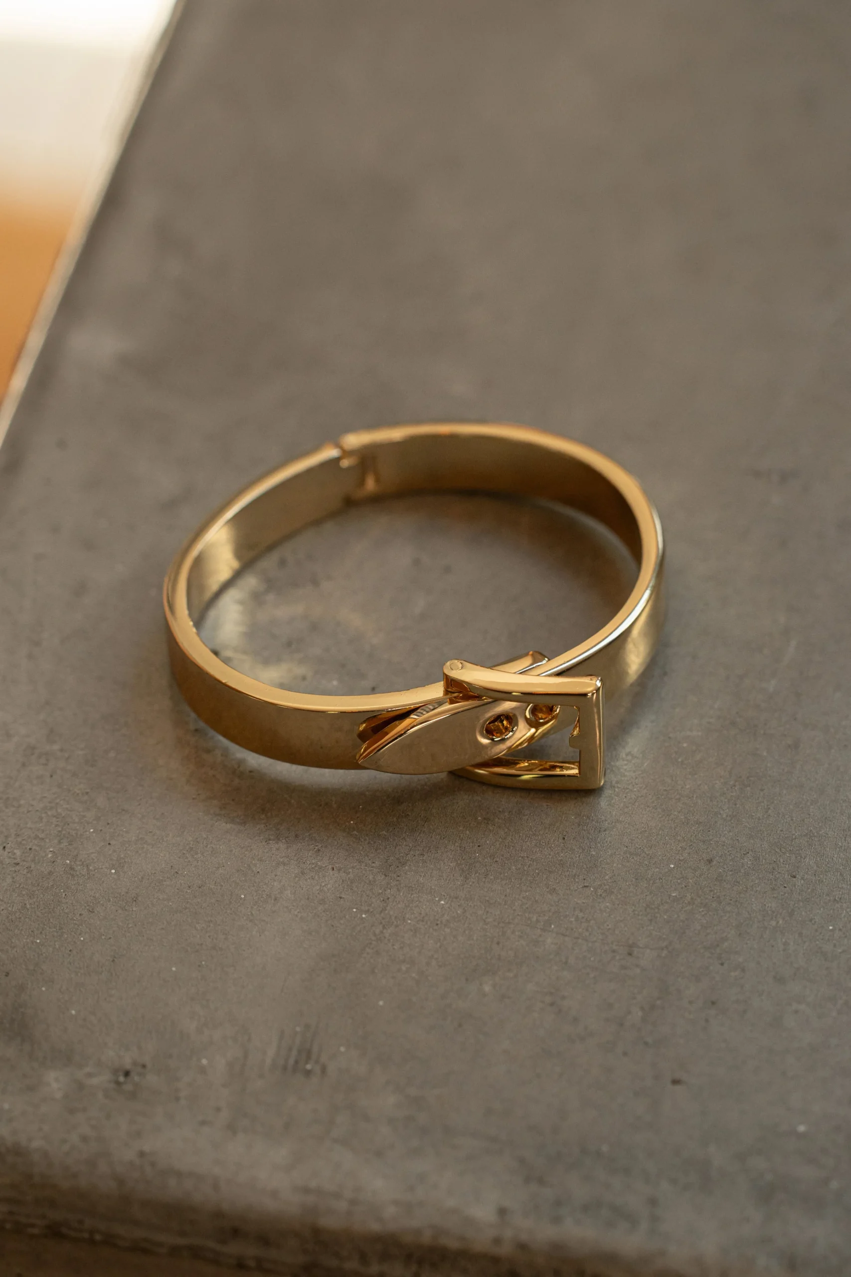 gold_belt_buckle_bracelet_1.webp JLUXLABEL Gold Belt Buckle Bracelet
