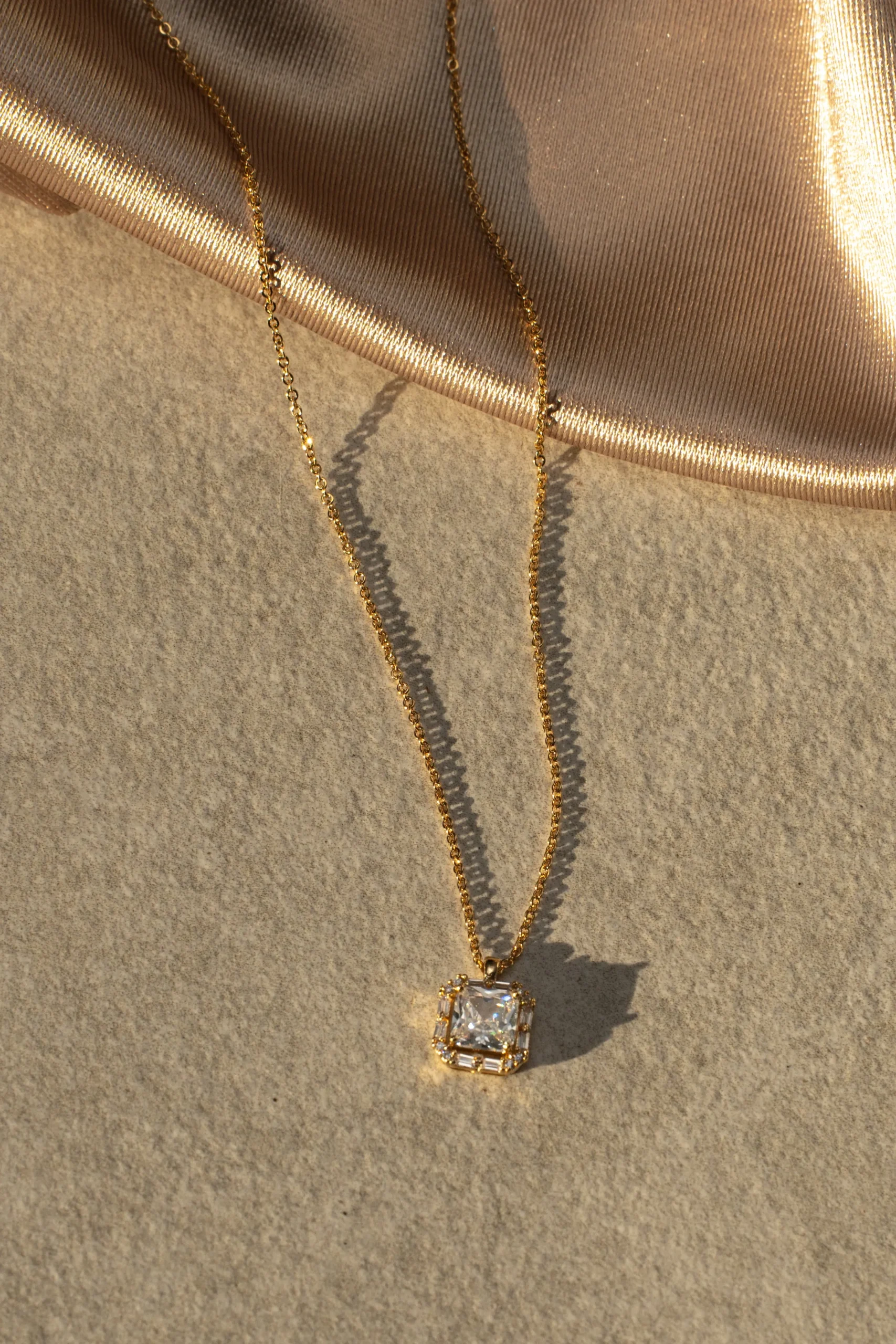 gold_crystal_pendant_neck_0.webp JLUXLABEL Gold Crystal Pendant Necklace
