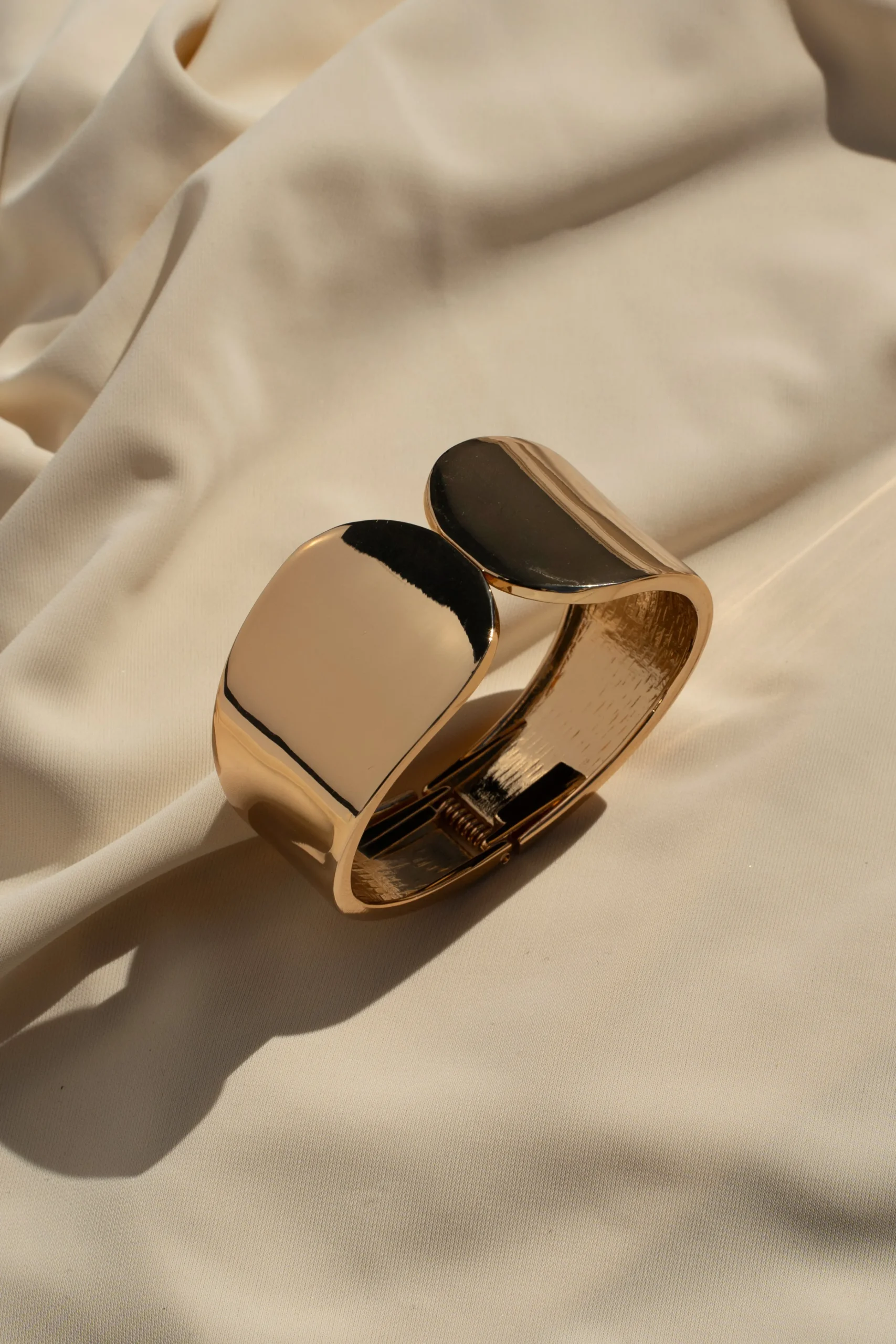 gold_essential_shine_brac_1.webp JLUXLABEL Gold Essential Shine Bracelet