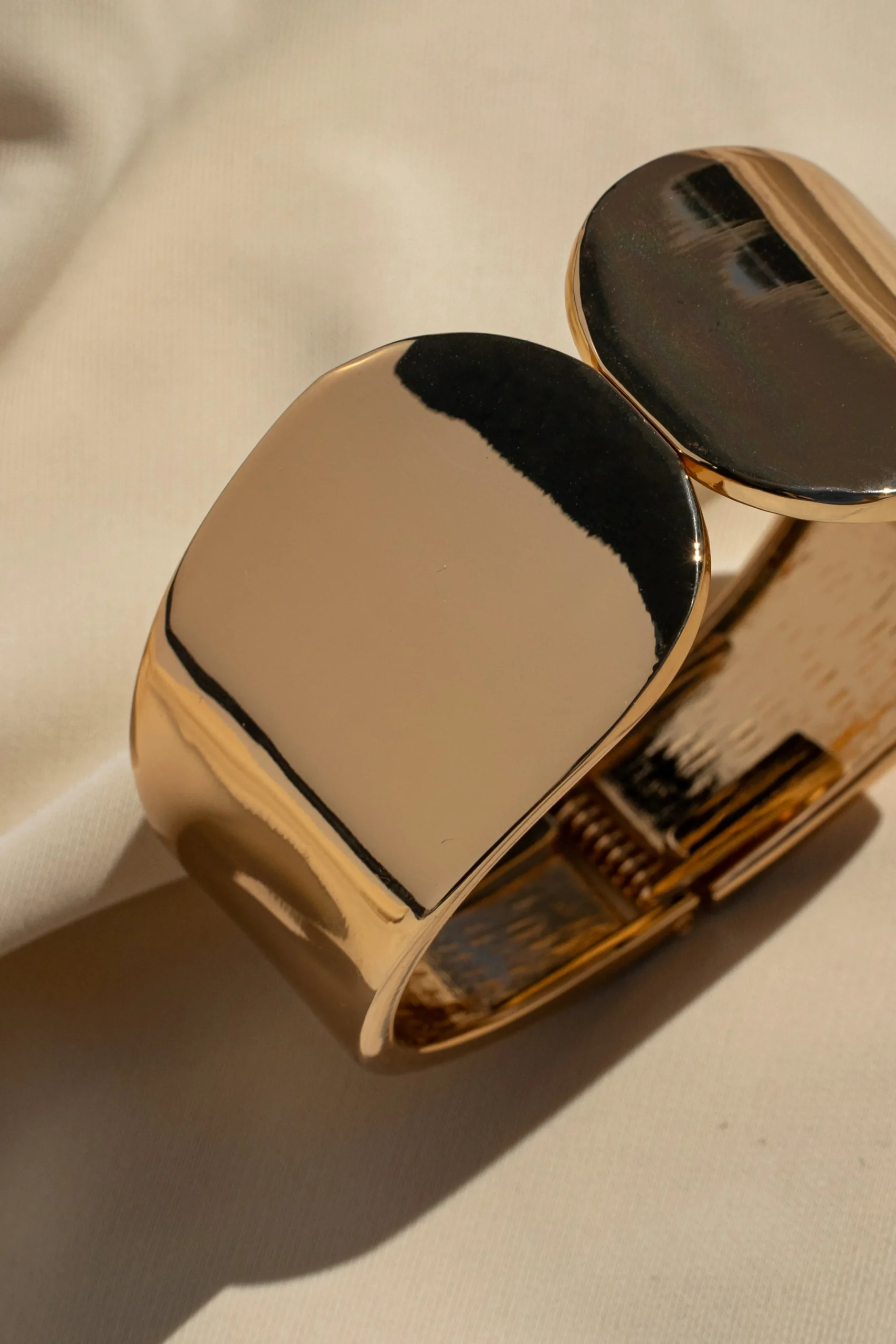 gold_essential_shine_brac_2.webp JLUXLABEL Gold Essential Shine Bracelet