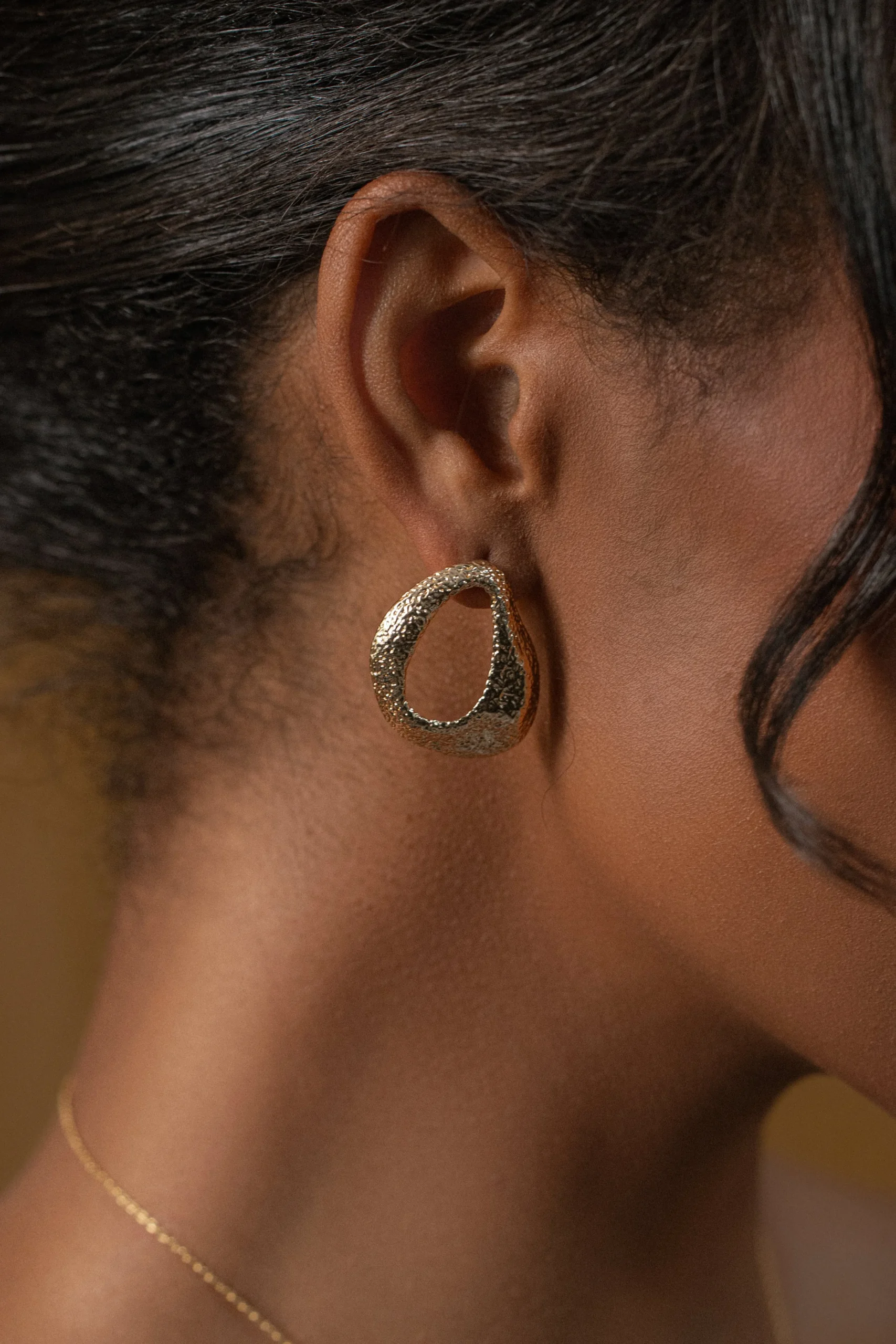 gold_leigh_texture_earrin_1.webp JLUXLABEL Gold Leigh Texture Earrings