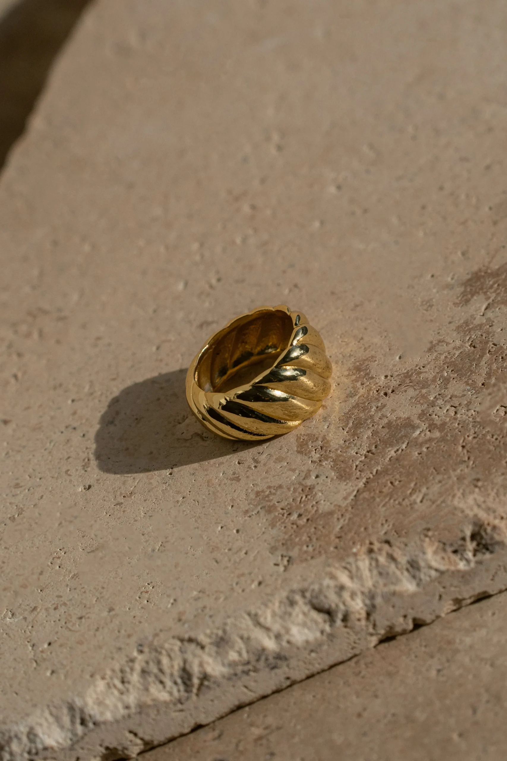 gold_reo_croissant_ring_0.webp JLUXLABEL Gold Reo Croissant Ring