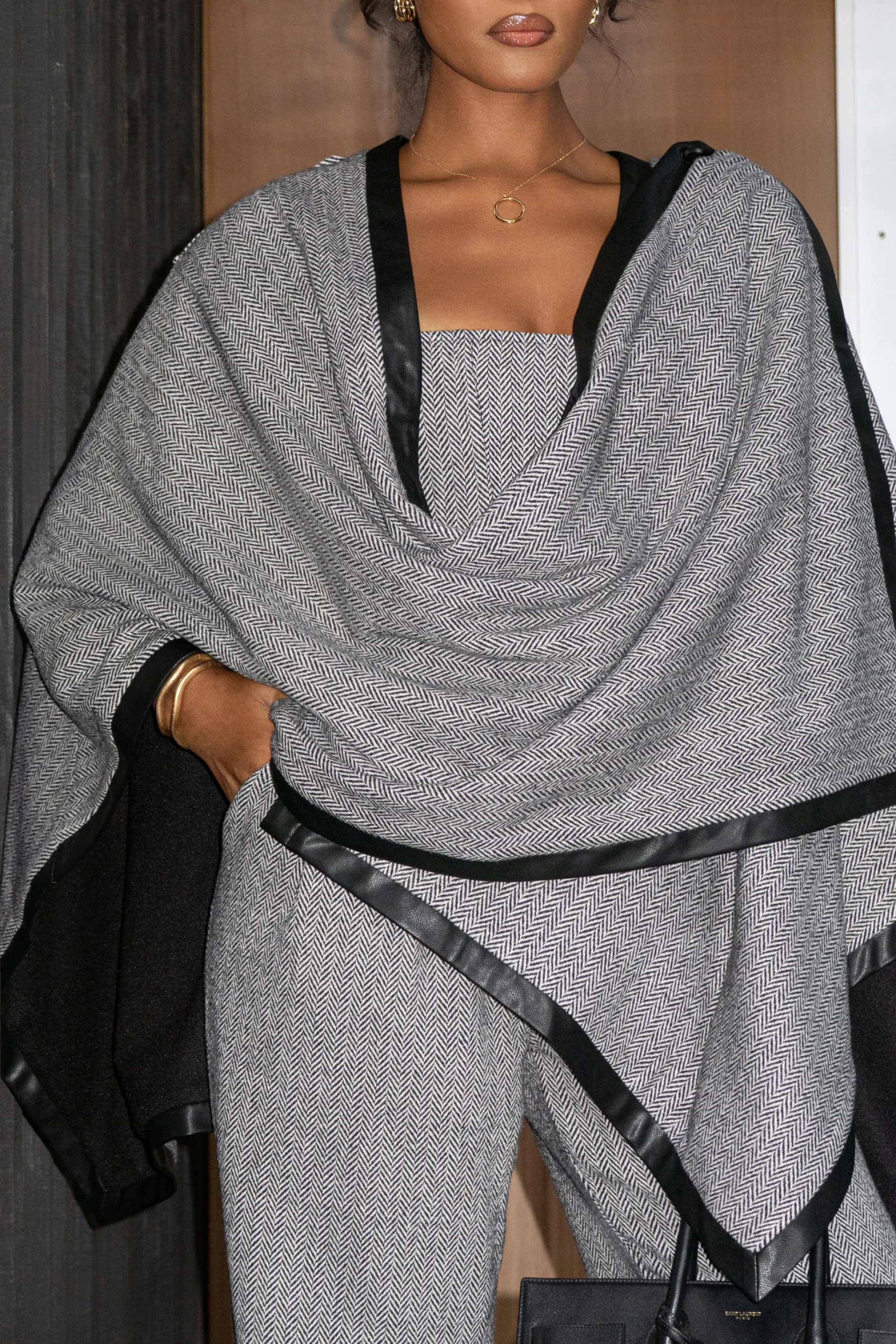 herringbone_reversible_sh_11.webp JLUXLABEL Herringbone Reversible Shawl