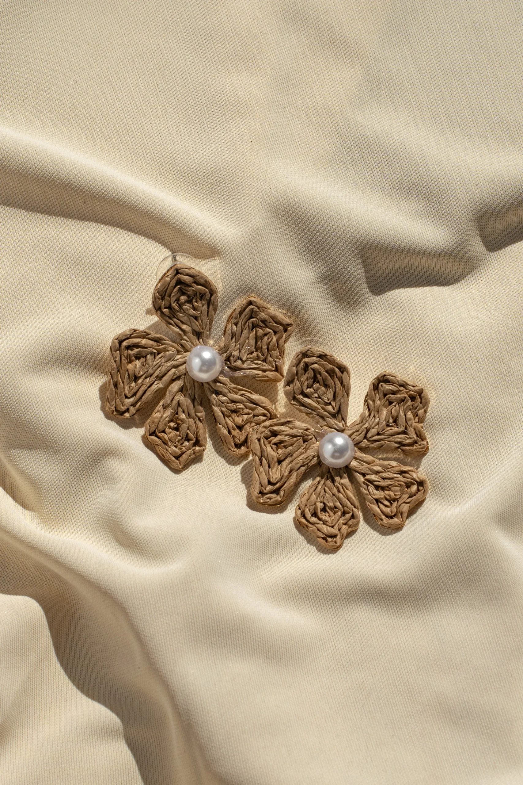 natural_lexa_flower_earri_0.webp JLUXLABEL Natural Lexa Flower Earrings