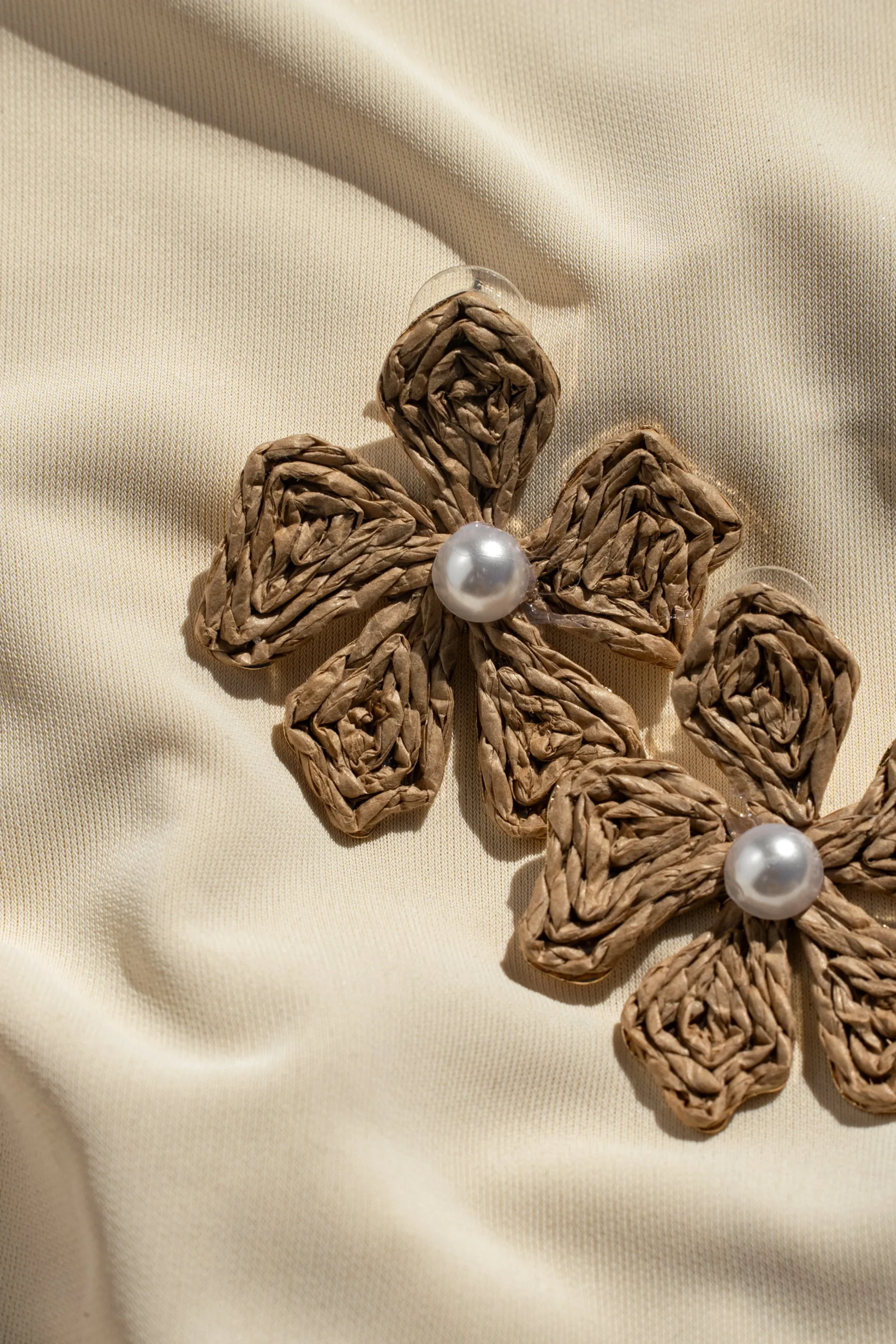 natural_lexa_flower_earri_1.webp JLUXLABEL Natural Lexa Flower Earrings